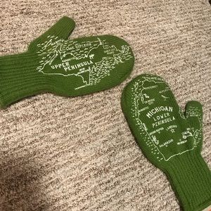 Michigan Printed Mittens